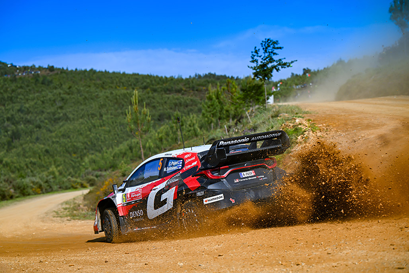 Sami Pajari au volant de la Toyota GR Yaris Rally1 lors de ses débuts sur terre au Rallye du Portugal. Car 5 (Sami Pajari, Marko Salminen)