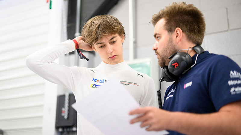 Porsche junior Marcus Amand en discussion Porsche Junior Marcus Amand