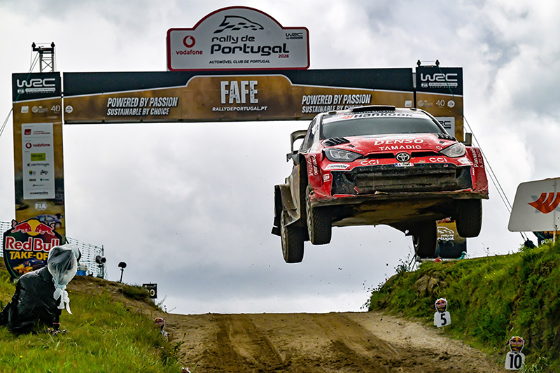 Sébastien Ogier au volant de sa Toyota GR Yaris Rally1 en plein saut spectaculaire sur une bosse du Rallye du Portugal 2026 Voiture 1 (Sébastien Ogier, Vincent Landais
