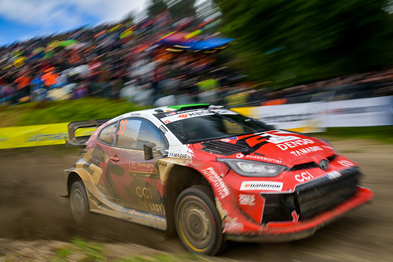 La Toyota GR Yaris Rally1 d'Elfyn Evans en pleine dérive sur une piste de terre boueuse lors d'une spéciale du Rallye du Portugal 2026. Voiture 33 (Elfyn Evans, Scott Martin