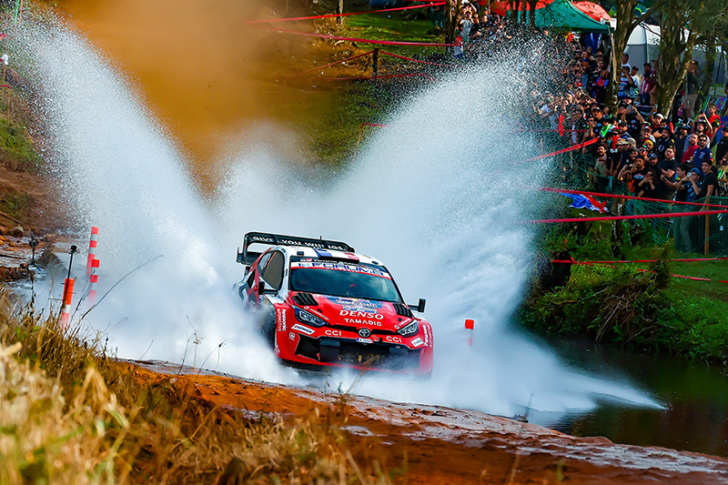 Sébastien Ogier soulevant des gerbes d'eau Car 1 (Sébastien Ogier, Vincent Landais)