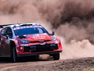 Toyota GR Yaris Rally1 dans un nuage de poussière au Rallye du Chili 2026