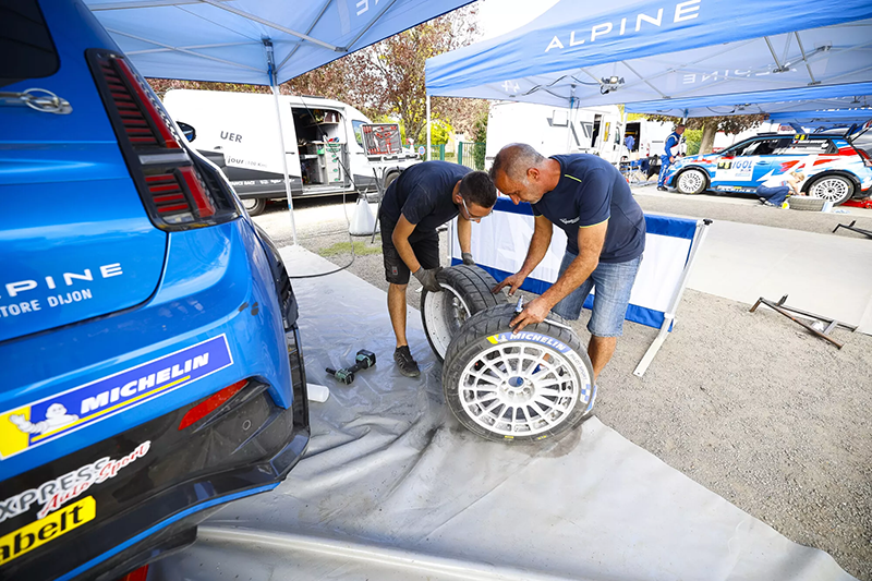 Rabilloud et Mahinc doublent la mise en Trophée Alpine A290 Rallye au Cœur de France ! 2 Changement de pneus