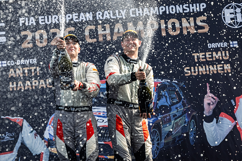 Podium avec Teemu Suninen et son copilote champagne Ambiance lors du Championnat d'Europe des Rallyes FIA à Ceredigion, Aberystwyth, le 6 septembre 2026