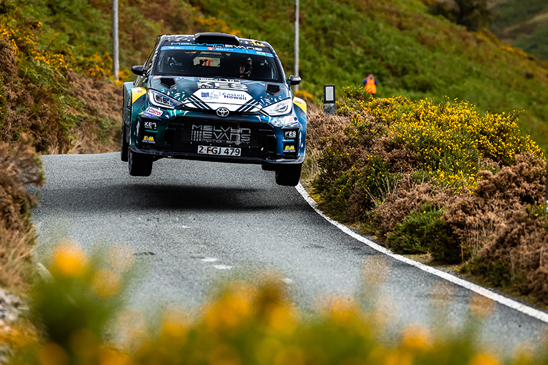 Toyota Yaris jump dans une spéciale Kris Meeke lors du Championnat d'Europe des Rallyes FIA à Ceredigion, Aberystwyth, le 5 septembre 2026