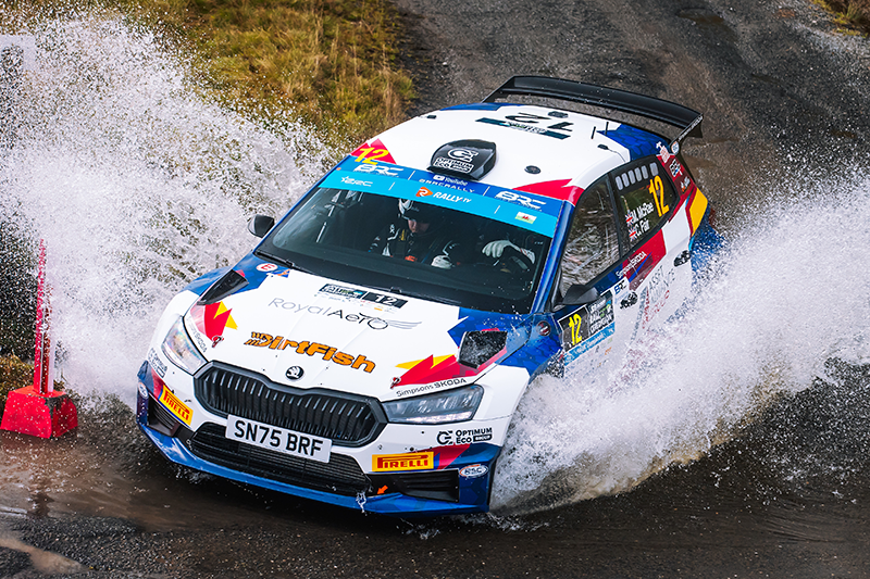 Skoda bleue et blanc franchissant une reivière Max McRae lors du Championnat d'Europe des Rallyes FIA à Ceredigion, Aberystwyth, le 4 septembre 2026