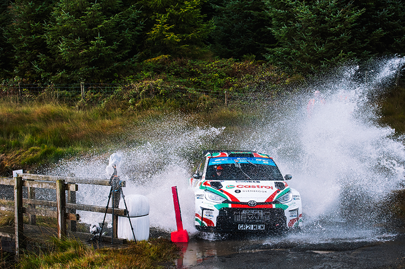 Voiture de rallye Toyota Yaris GR Rally2 de O Pryce traversant un passage d'eau au Rali Ceredigion Osian PRYCE lors du Championnat d'Europe des Rallyes FIA à Ceredigion, Aberystwyth, le 4 septembre 2026