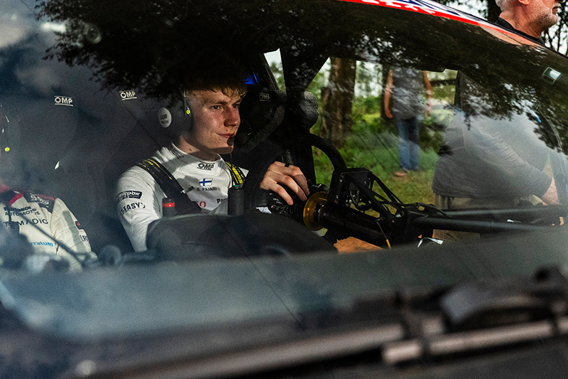 WRC — Finale explosive en Sardaigne : un trio Toyota pour une couronne mondiale historique 2 Sami Pajari au volant de sa Toyota