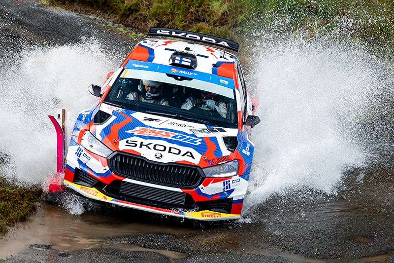 T Suninen / A Haapala FIN Škoda Fabia RS Rally2 franchissant un gué Teemu SUNINEN lors du Championnat d'Europe des Rallyes de la FIA à Ceredigion, Aberystwyth, le 4 septembre 2026