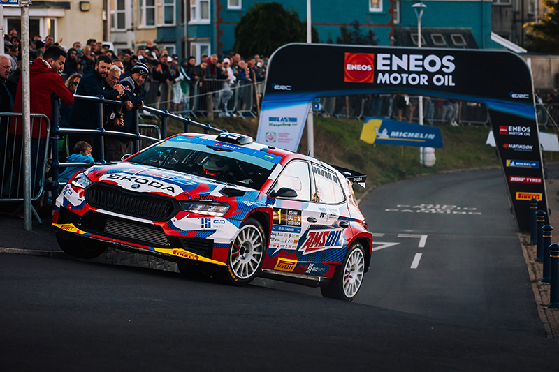 Škoda Fabia RS Rally2 aux couleurs AMSOIL prenant un virage serré sur asphalte au Rallye ERC Ceredigion. Teemu SUNINEN lors du Championnat d'Europe des Rallyes de la FIA à Ceredigion, Aberystwyth, le 4 septembre 2026